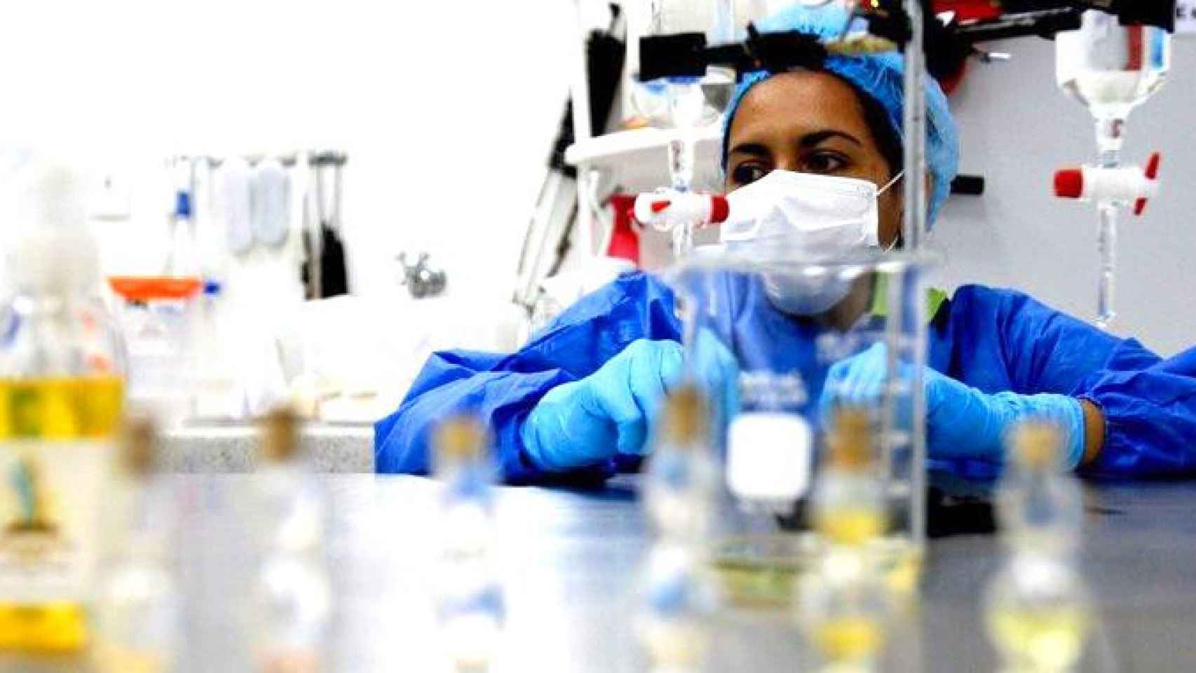 Una científica trabajando en un laboratorio / EFE
