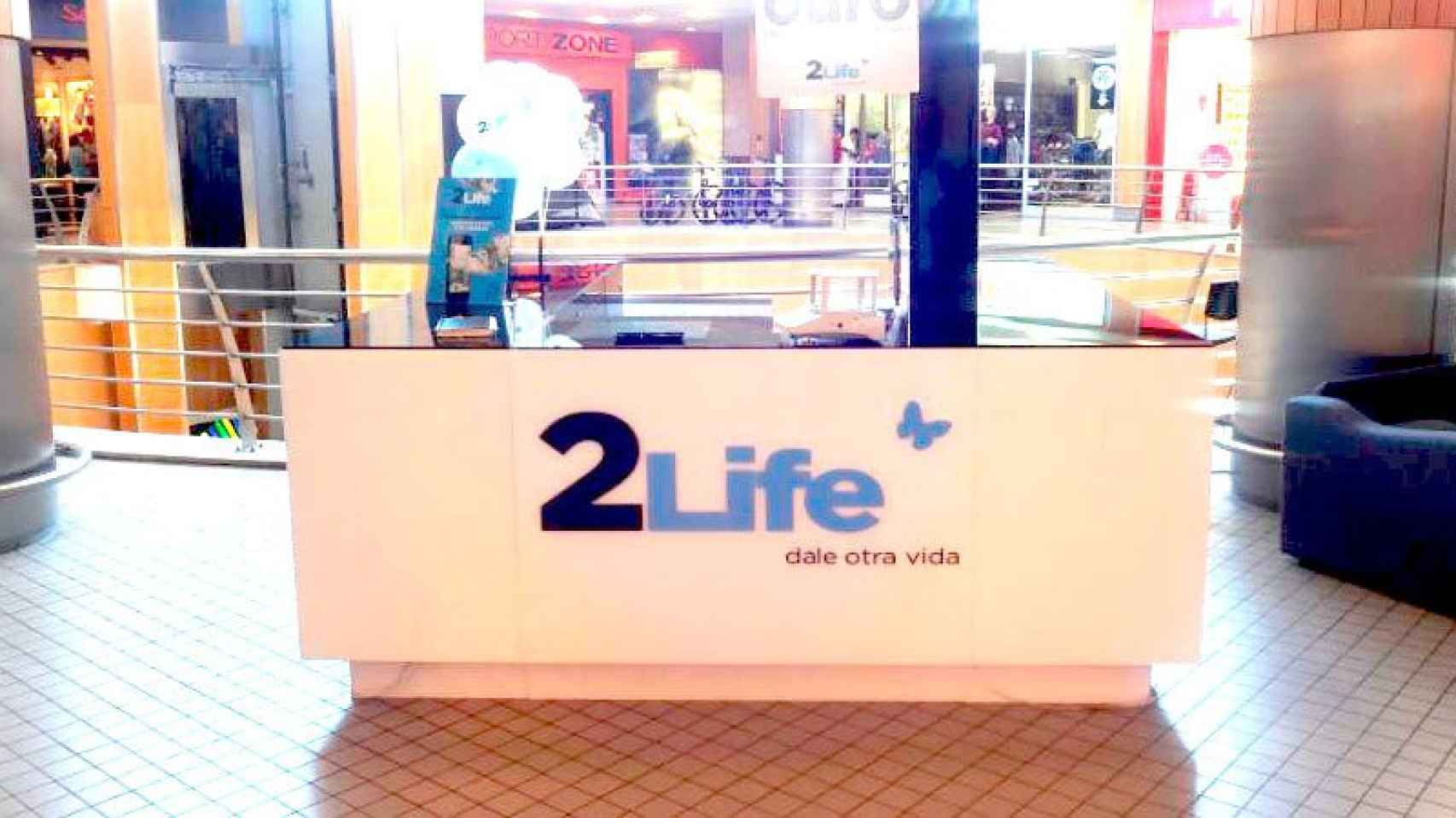 Estante de 2Life en un centro comercial.