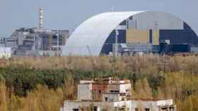 Imagen del sarcófago que cubre el reactor nuclear que explotó en Chernóbil / EFE