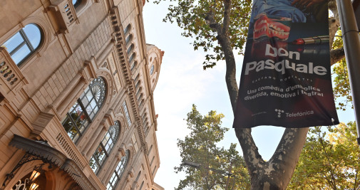 Un cartel promocional de 'Don Pasquale' junto a la fachada principal del Gran Teatre del Liceu / TONI BOFILL - LICEU