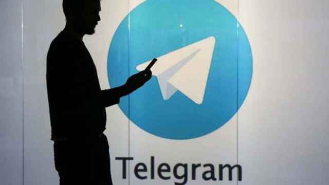 Hombre usando Telegram / EFE