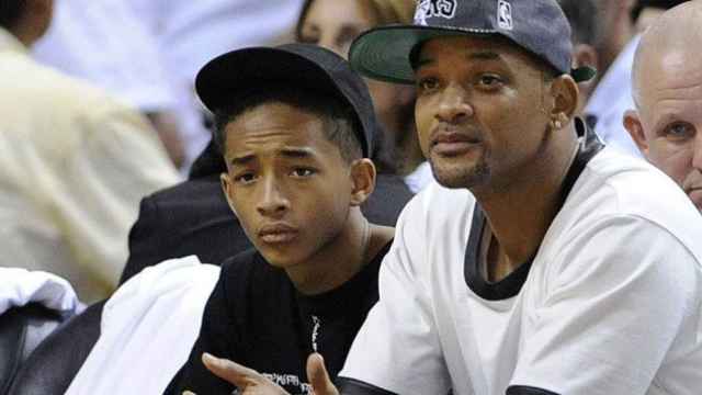 Jaden Smith, junto a su padre, Will Smith, en un partido de la NBA / EFE
