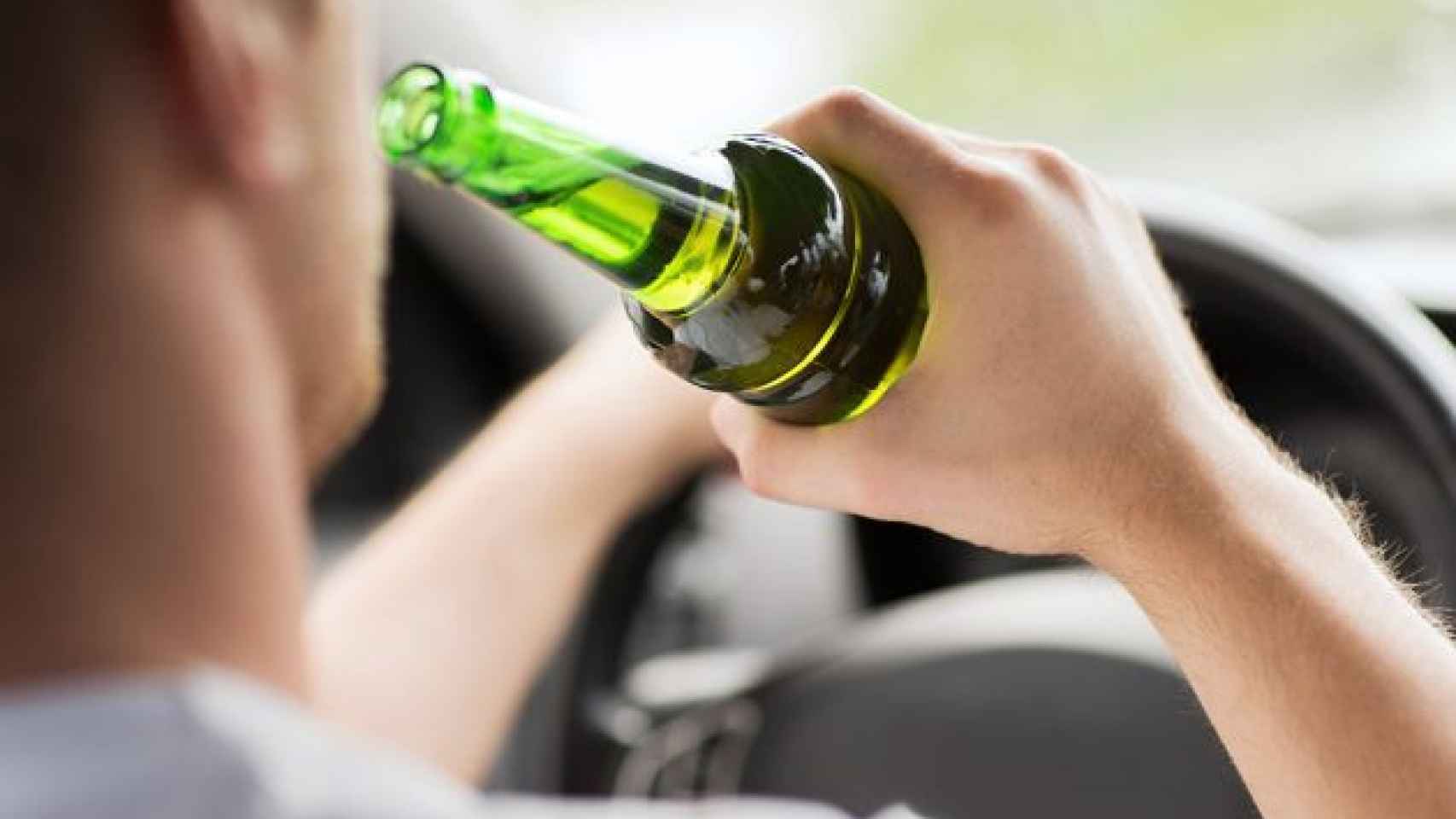 Un hombre ingiriendo alcohol al volante / EFE