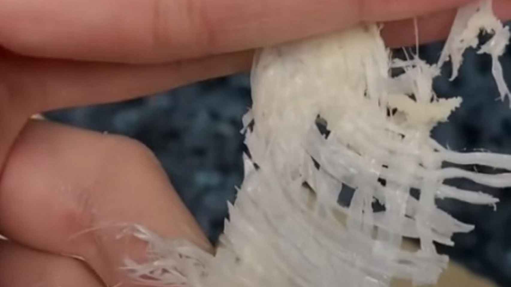 El plástico hallado en una rebanada de pan de molde del Aldi / TWITTER