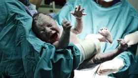 Un bebé recién nacido en una foto de archivo
