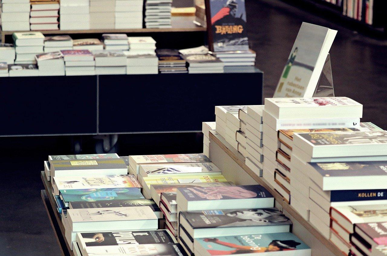 Mesa de novedades de una librería / Pixel 2013 - PIXABAY