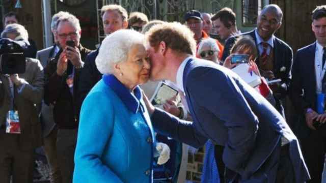 La reina Isabel II y su nieto, el príncipe Harry / EP