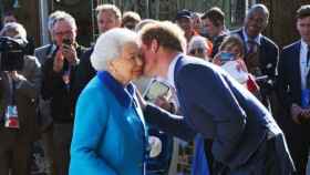 La reina Isabel II y su nieto, el príncipe Harry / EP