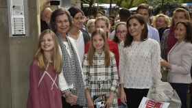 La Reina Letizia, sus hijas y Doña Sofía pasan una tarde de chicas en un musical