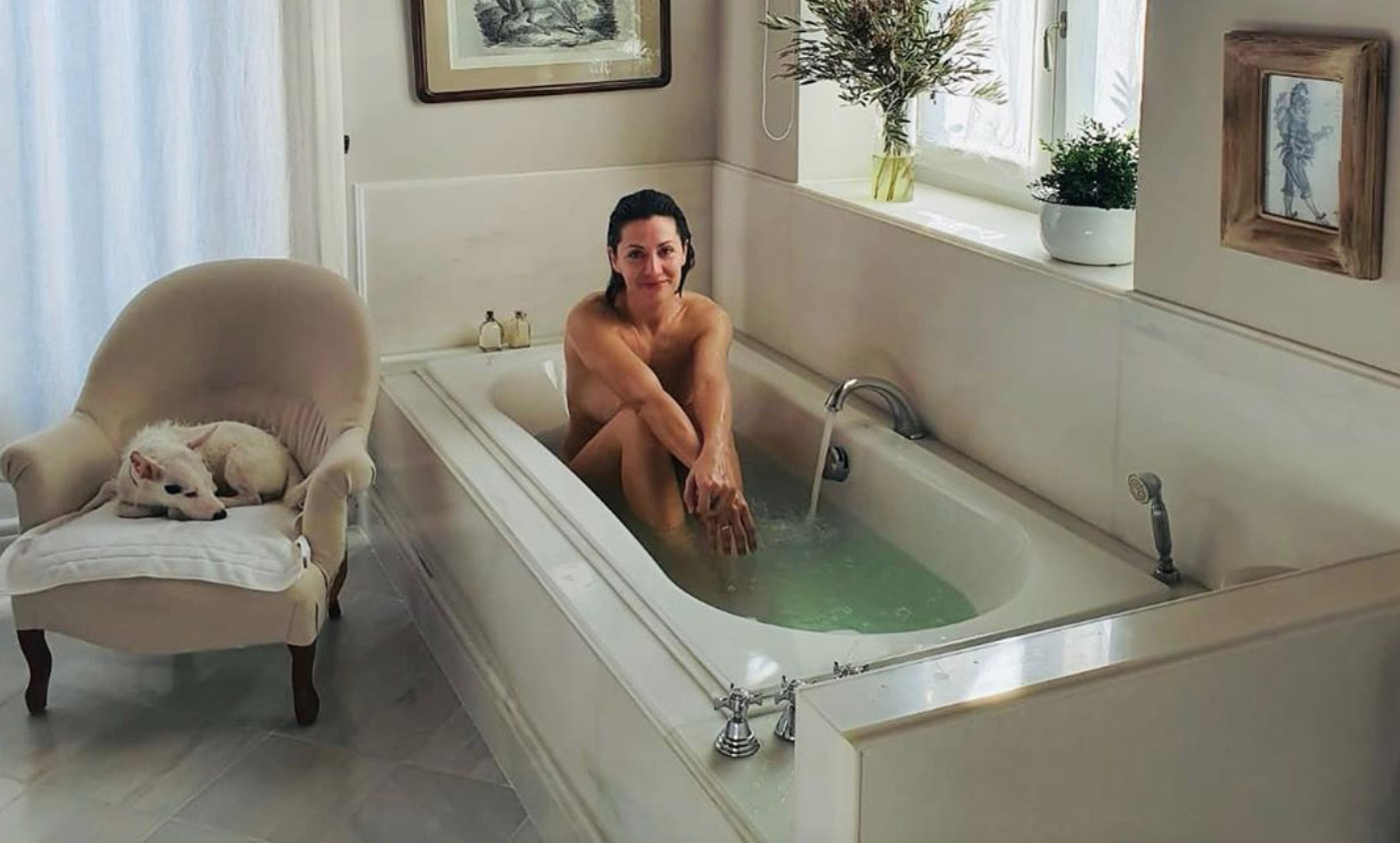 Nagore Robles se fotografía desnuda en la bañera al lado de su perrito Nash / INSTAGRAM