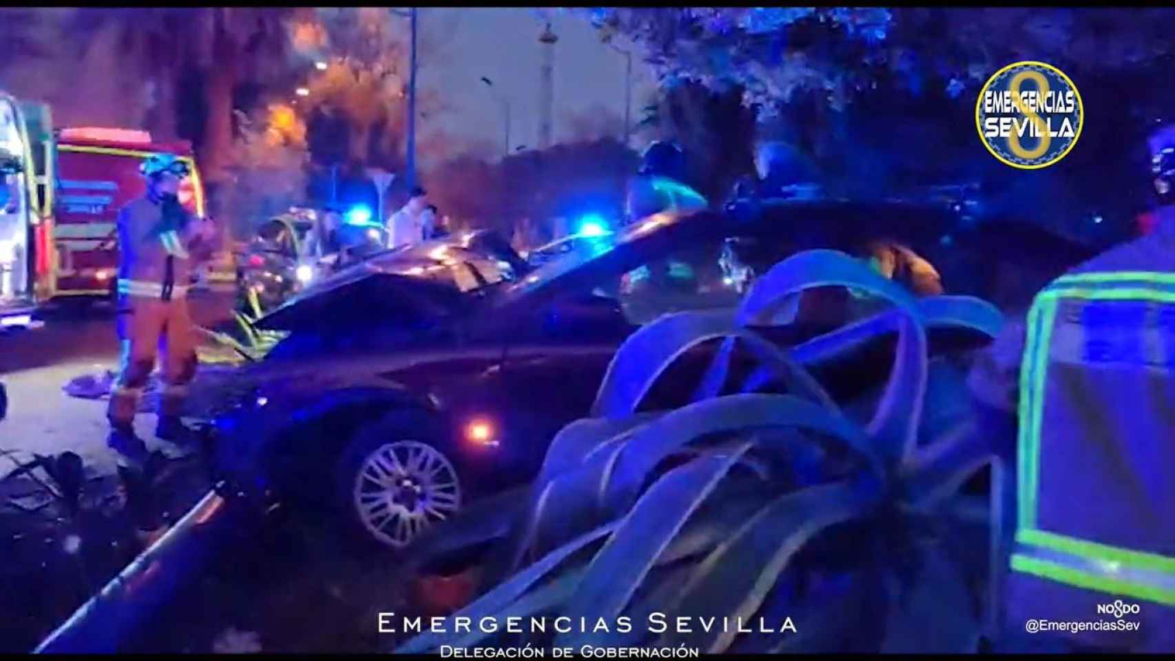 Un coche choca contra una farola / EMERGENCIAS SEVILLA