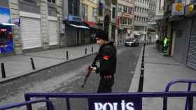 Policía turco en una calle cortada / EUROPA PRESS