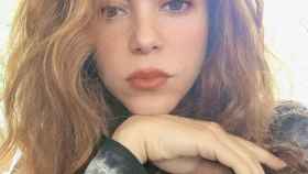 Shakira se pone ojos azules