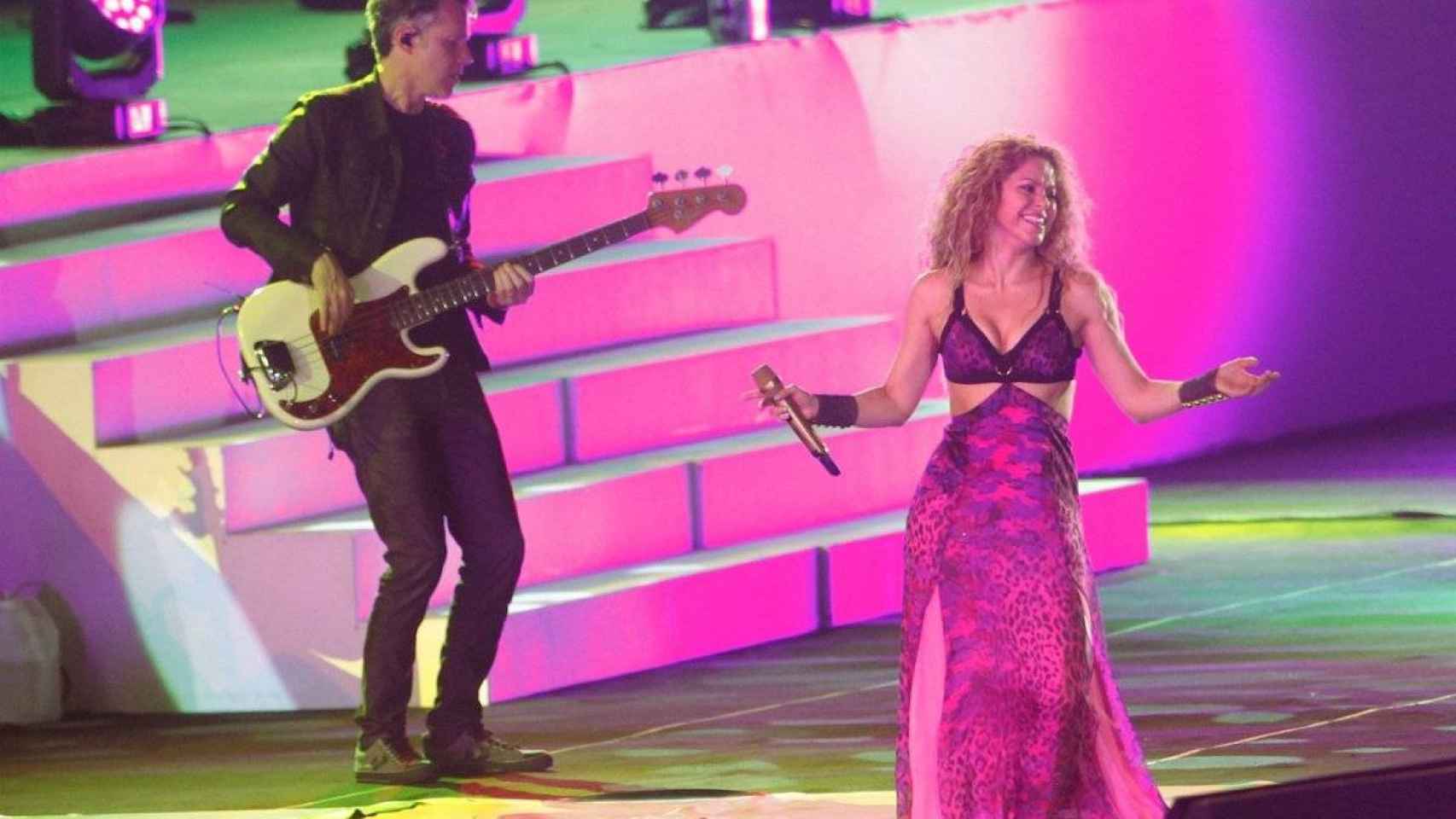 Shakira descalza en un concierto