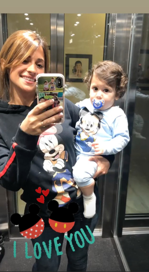 Antonella Roccuzzo se hace un selfie en el ascensor con Ciro en brazos