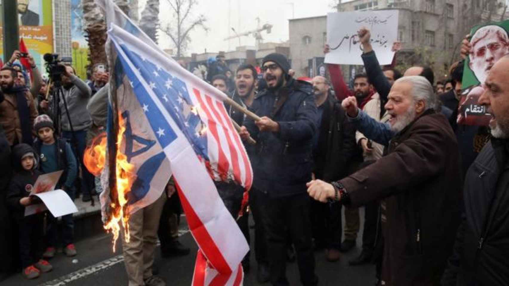 Ciudadanos de Irán queman una bandera de Estados Unidos / BBC