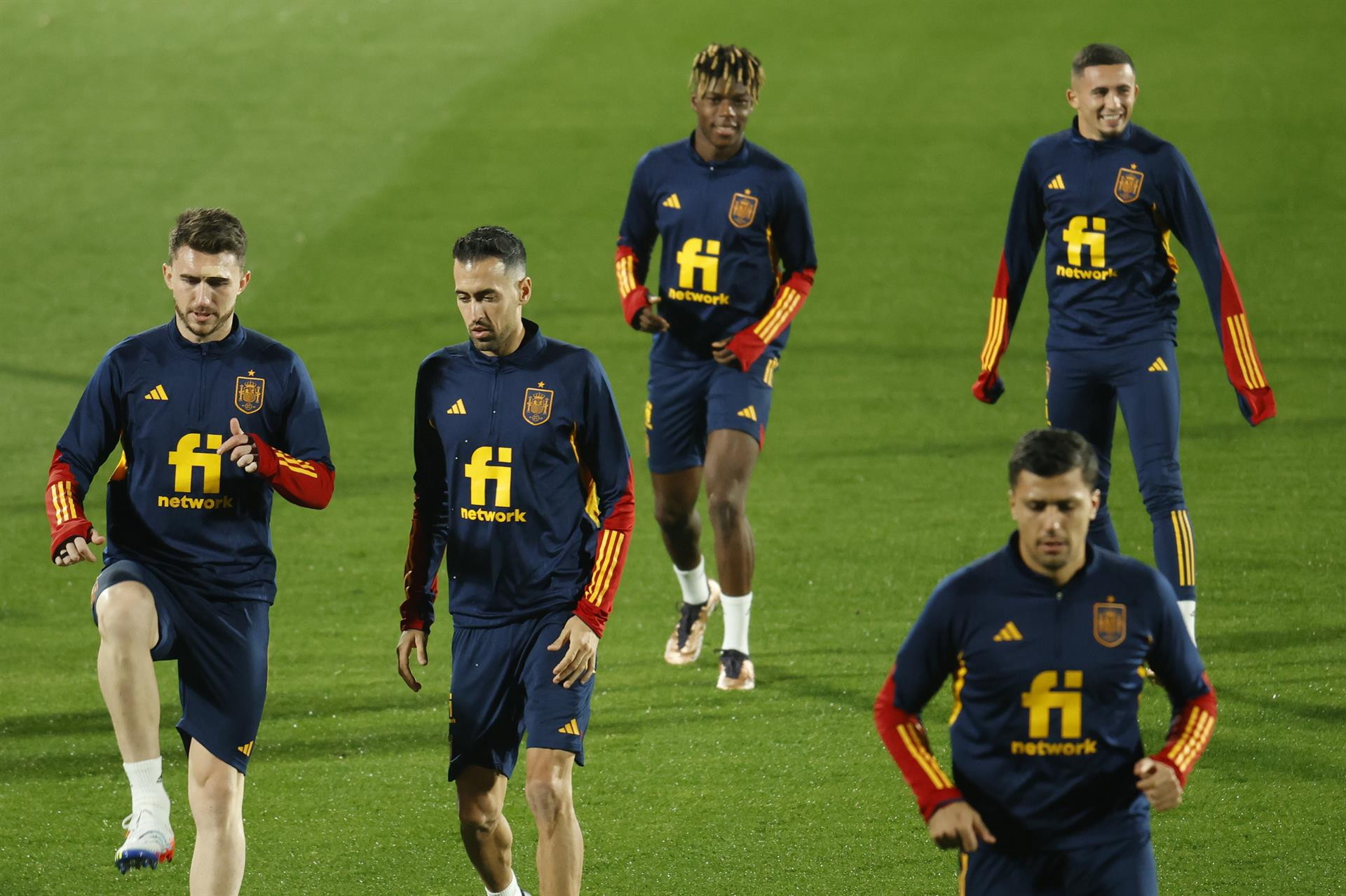 Sergio Busquets, Rodri y varios futbolistas de la selección española preparan el Mundial de Qatar / EFE