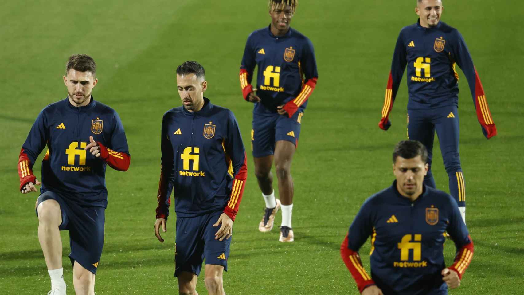 Sergio Busquets, Rodri y varios futbolistas de la selección española preparan el Mundial de Qatar / EFE