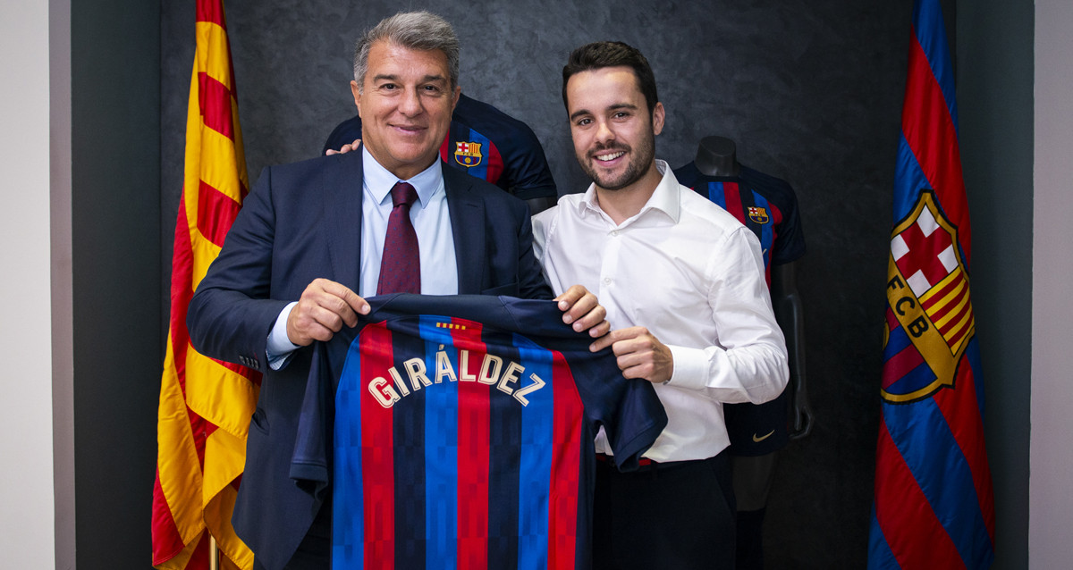 Jonatan Giráldez, posa junto a Joan Laporta, en la firma de su renovación con el Barça Femenino / FCB