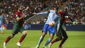 Morata protege el balón ante dos jugadores de Portugal / EFE