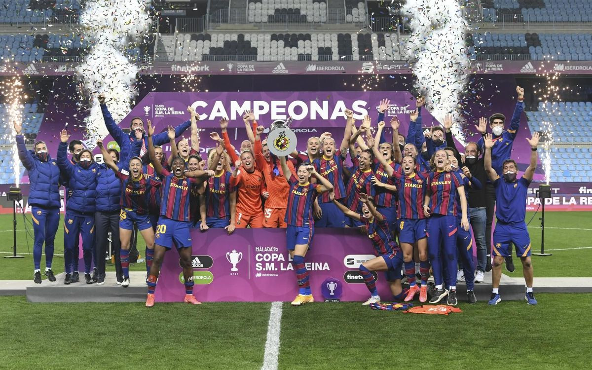 El Barça femenino celebra uno de los títulos del triplete / FCB