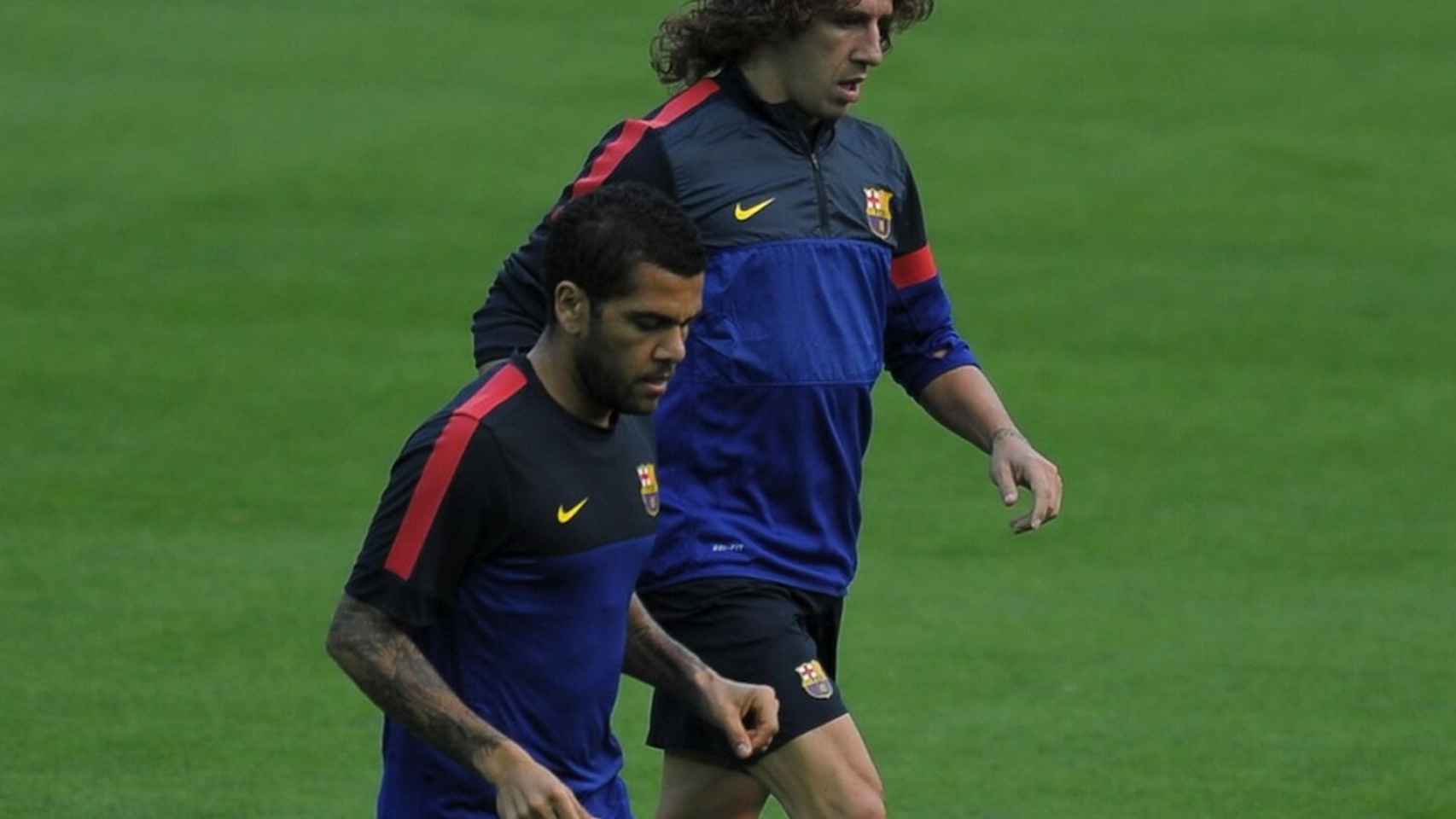 Dani Alves y Carles Puyol en un entrenamiento del Barça / EFE