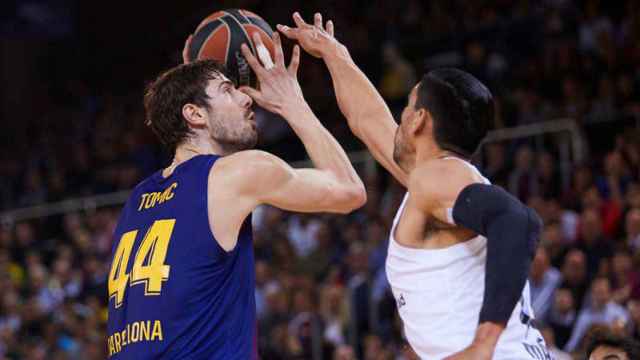 Ante Tomic defendido por Gustavo Ayón / EFE