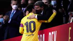 Joan Laporta abraza a Leo Messi tras la final de la última Copa del Rey que ganó el Barça en 2021 / EFE