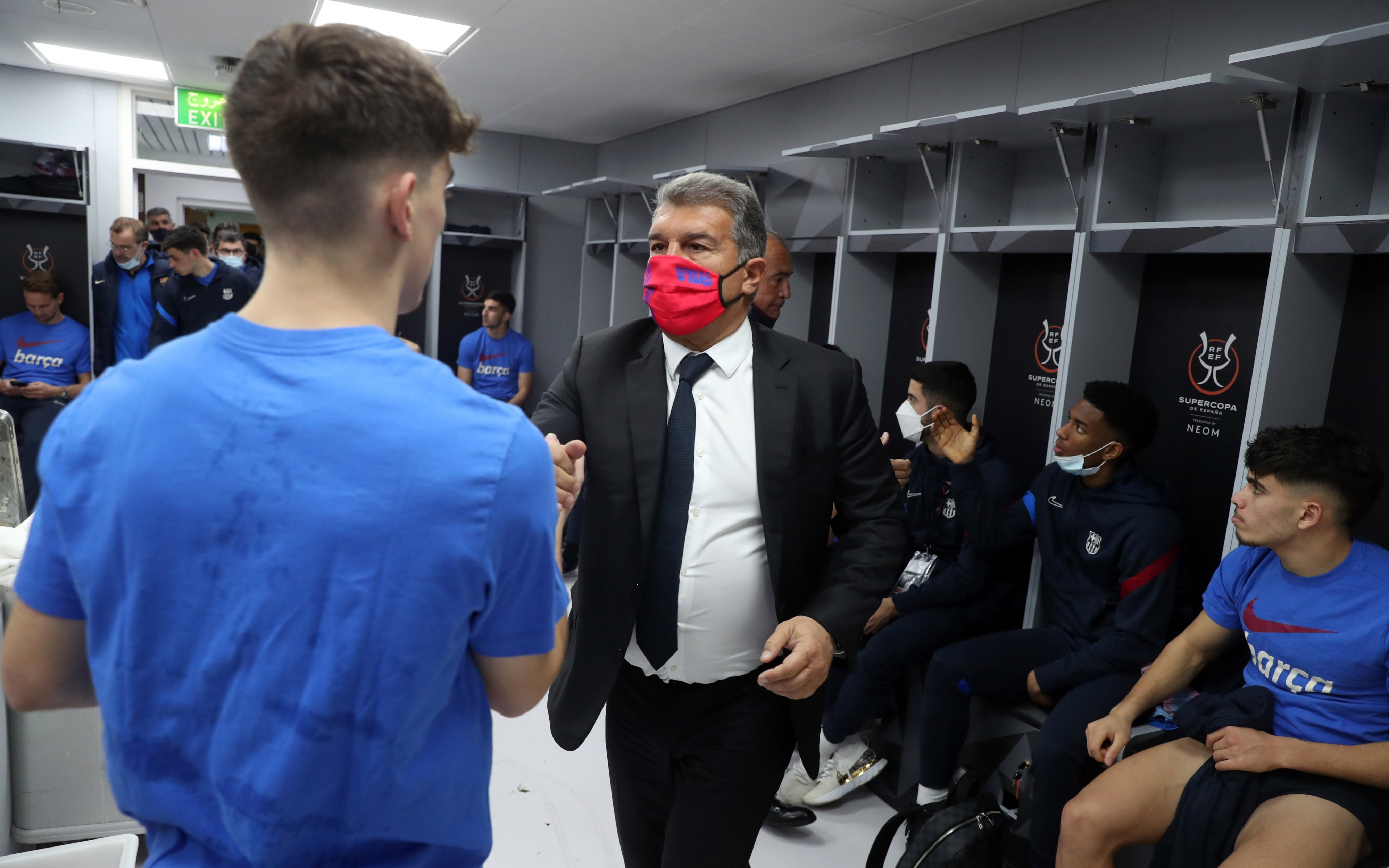 Laporta se dirige al vestuario del Barça y saluda a Gavi / FCB