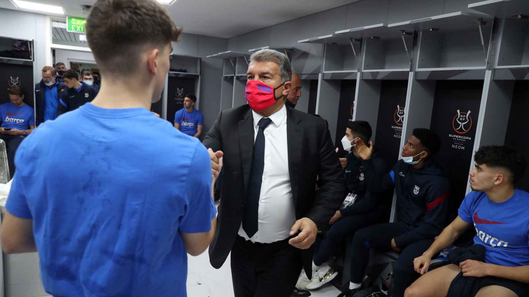Laporta se dirige al vestuario del Barça y saluda a Gavi / FCB