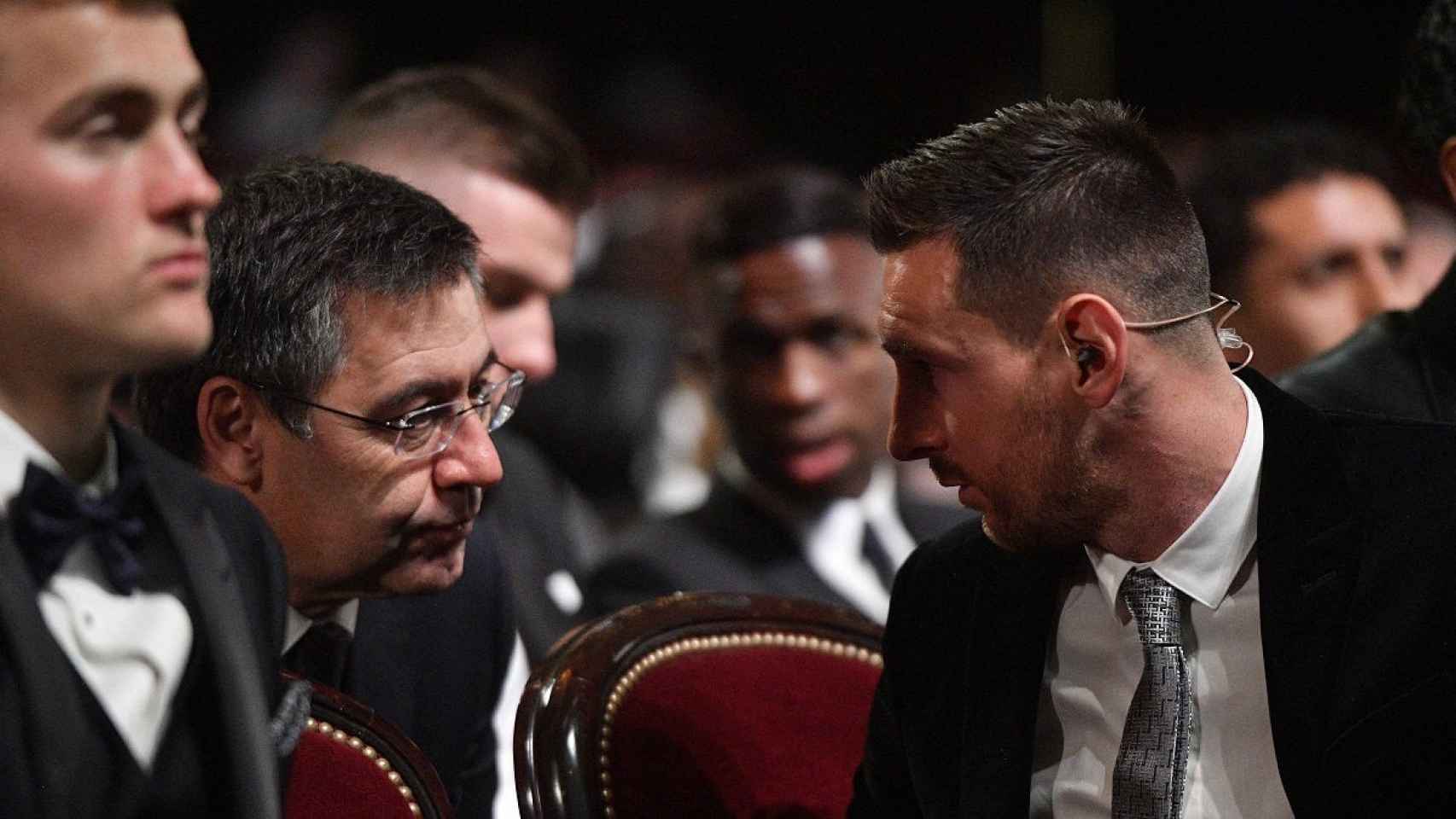 Bartomeu y Messi conversando durante la gala del Balón de Oro / EFE