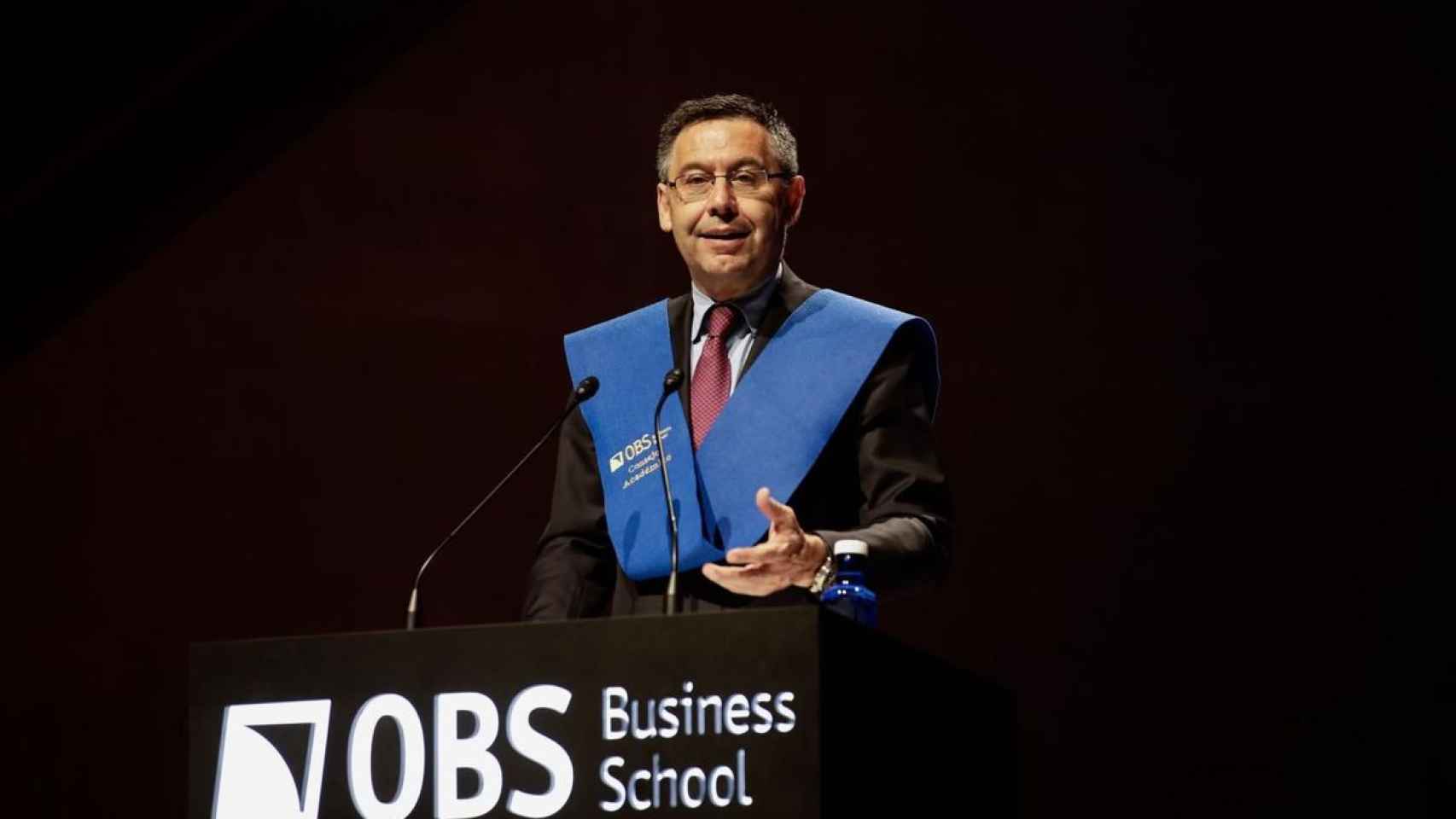 Josep Maria Bartomeu apadrina a los alumnos graduados por el OBS Business School / FCB