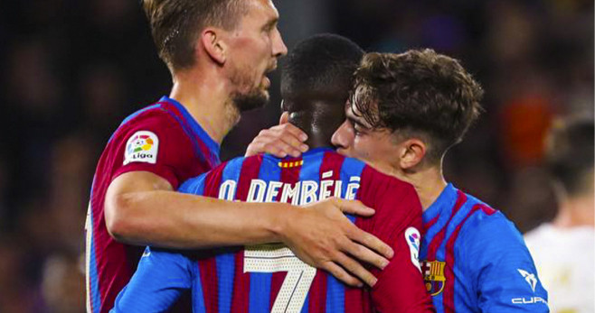 Gavi y Luuk felicitan a Dembelé tras marcar el primer gol del Barça en Sydney / FCB