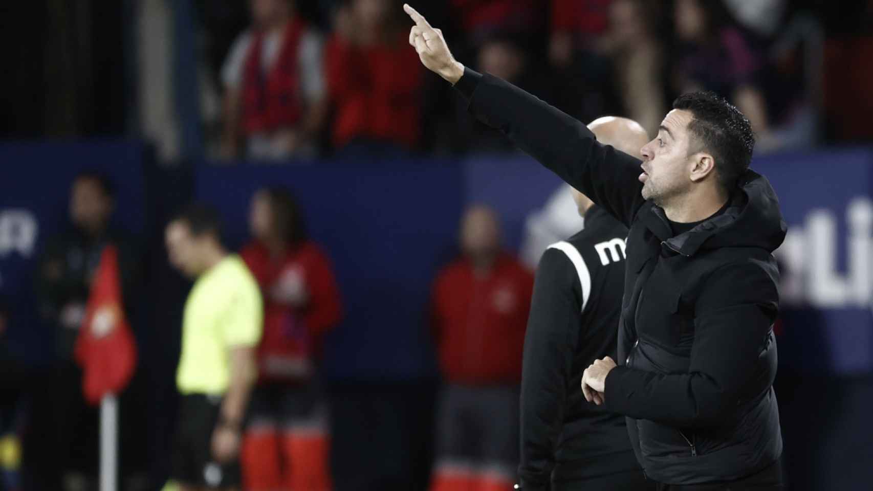 Xavi Hernández, dando indicaciones durante el partido contra Osasuna / EFE