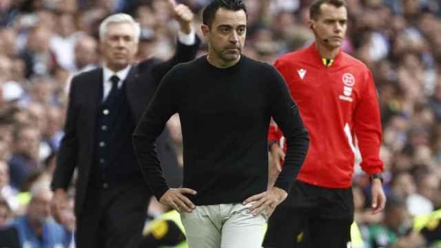 Xavi, decepcionado, en el Bernabéu / EFE