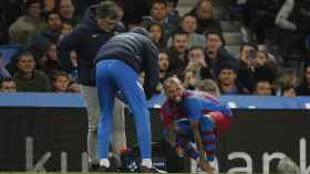 Los cuerpos médicos del Barça atendiendo a Dani Alves, durante el partido entre la Real Sociedad y el Barça / EFE