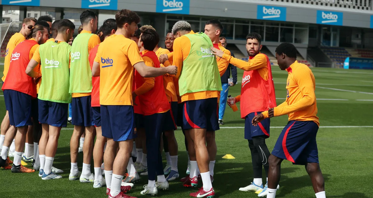 Wagué (derecha), junto a los jugadores del Barça, en un entrenamiento / FCB