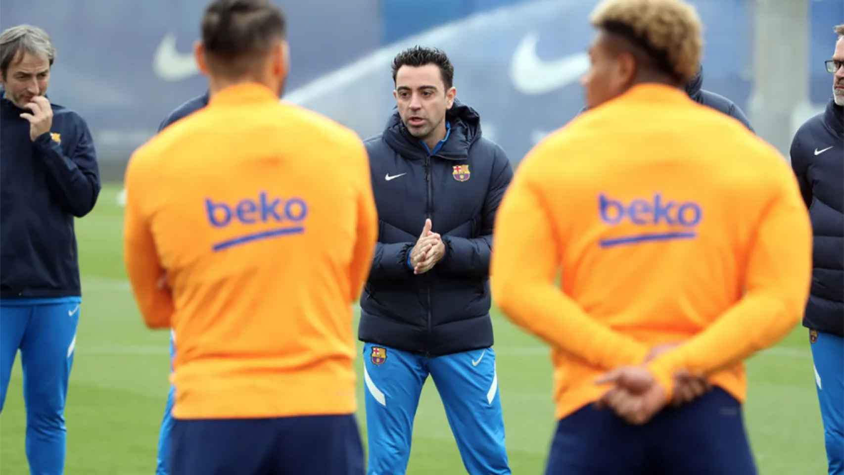 Xavi, dando órdenes a sus jugadores durante un entreno del Barça