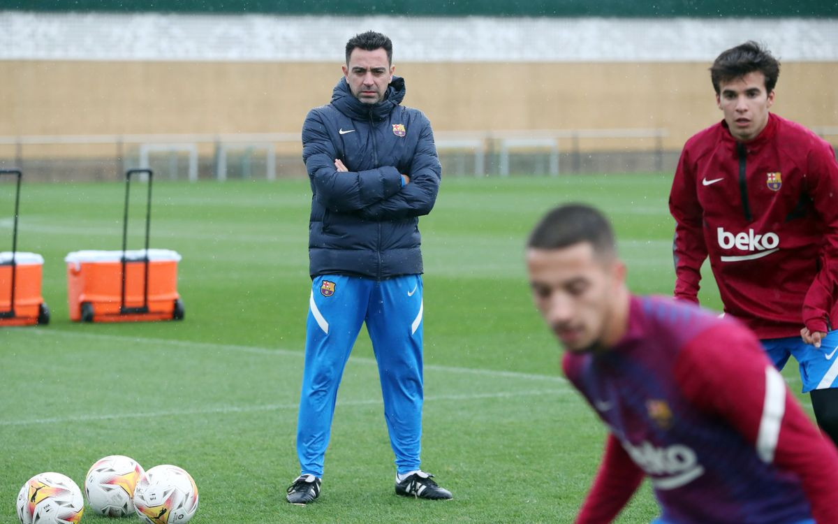Xavi observa un entrenamiento del Barça / FCB