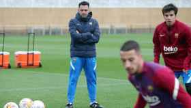 Xavi observa un entrenamiento del Barça / FCB