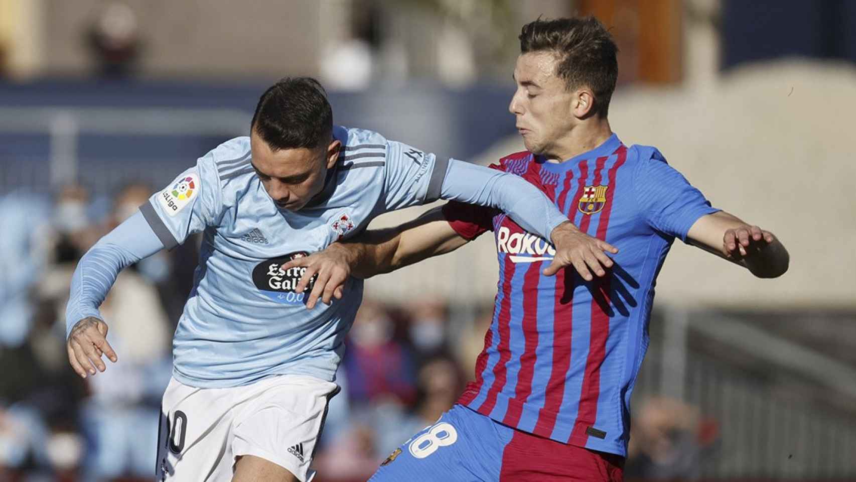 Nico González, disputando una acción contra Iago Aspas, en el Celta-Barça / EFE