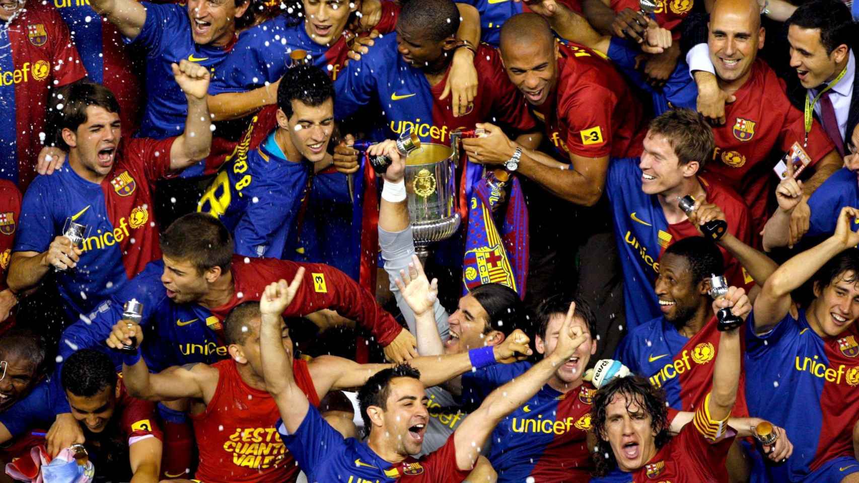 Los jugadores del Barça celebran la Copa del Rey de 2009 / EFE