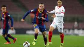 Mingueza luchado un balón con Torres / FC Barcelona