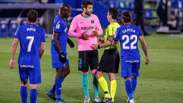 Piqué se encara con el árbitro César Soto Grado tras una enganchada con Nyom / EFE