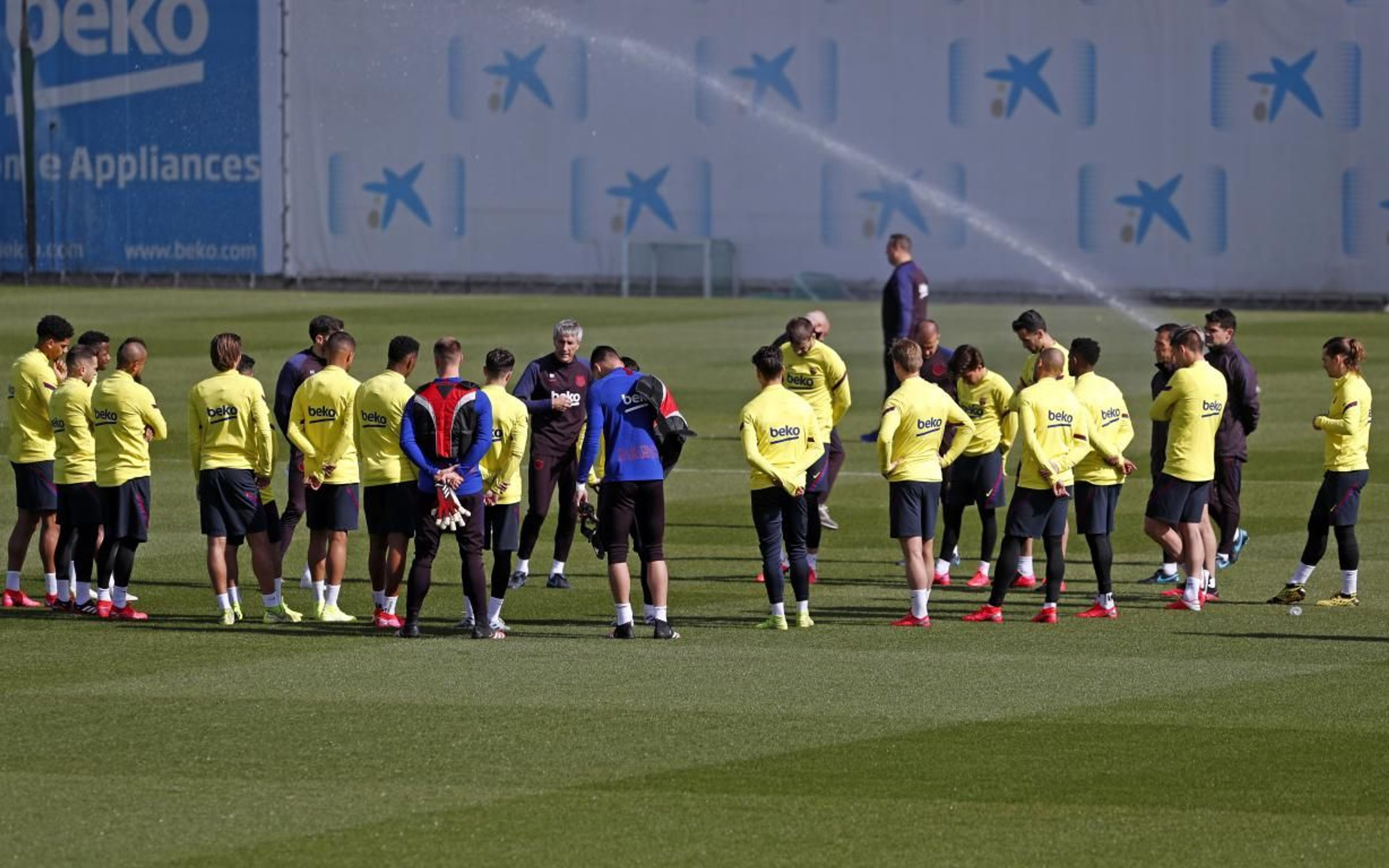Quique Setién dirigiendo el entrenamiento del Barça / FC Barcelona