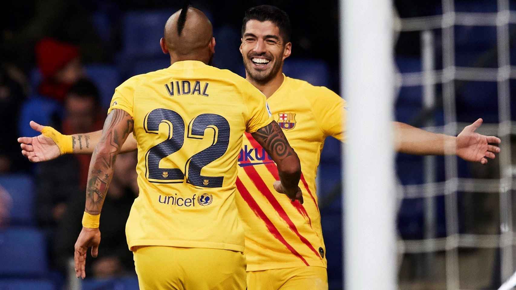 Luis Suárez celebra con Arturo Vidal un gol del Barça / EFE