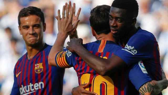 Coutinho, Messi y Dembelé celebran el gol del galo con el Barça en Anoeta / EFE
