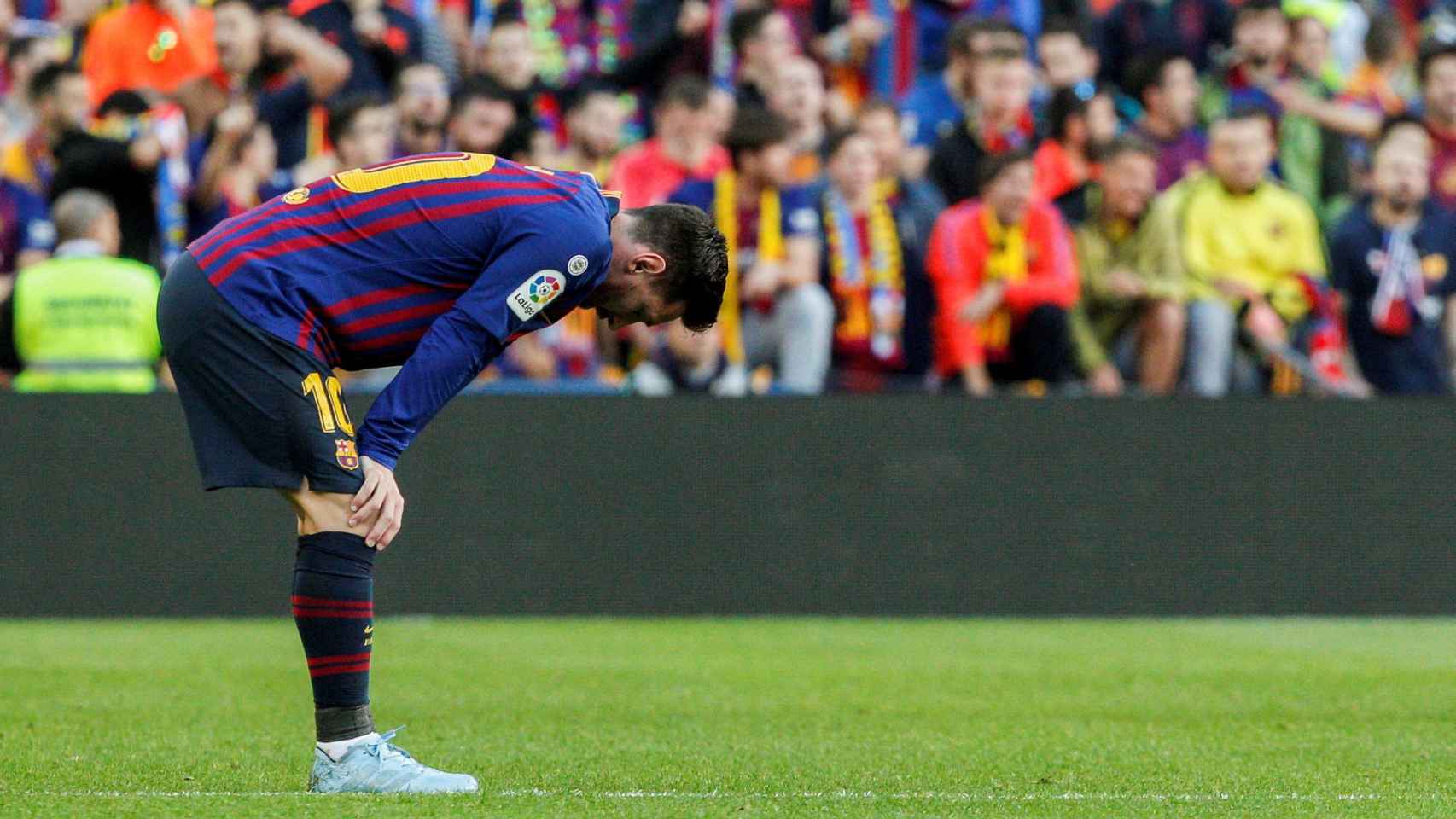 Leo Messi se lamenta en el terreno de juego / EFE