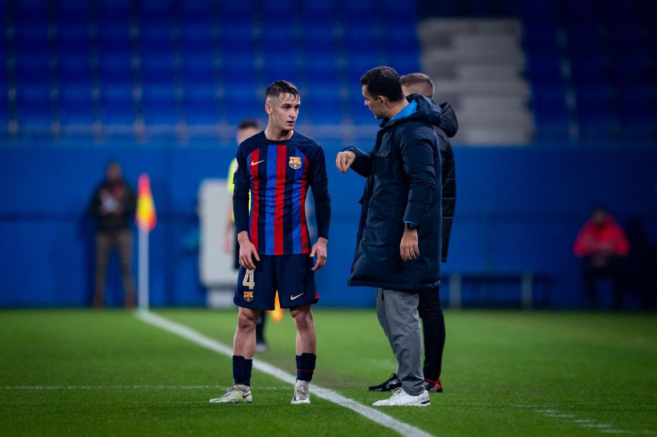 Marc Casadó recibe instrucciones de Rafa Márquez durante un partido del Barça B FCB