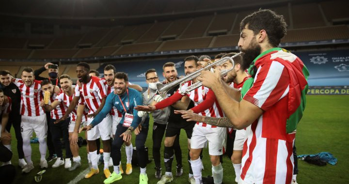Asier Villalibre toca la trompeta después de marcar el gol de la prórroga y conseguir la expulsión de Messi / EFE